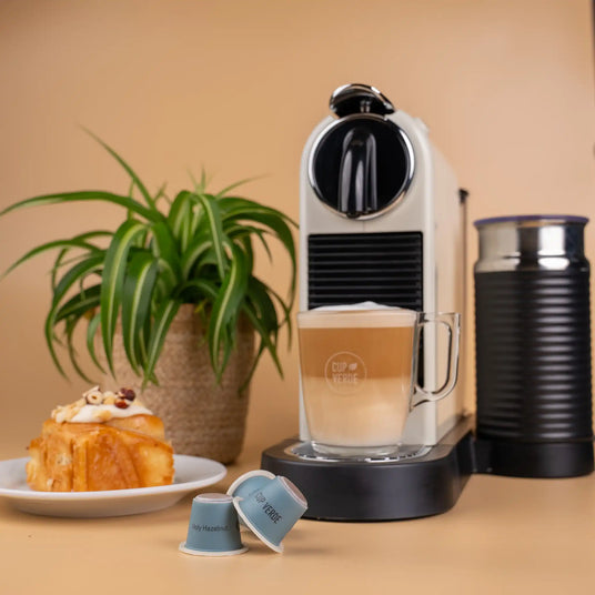 Cup-Verde-Holy-Hazelnut-Kaffee-Kuchen