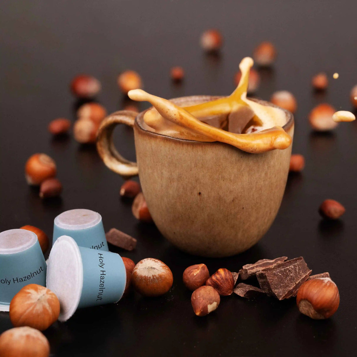 cup-verde-holy-hazelnut-mood-mit-kaffee