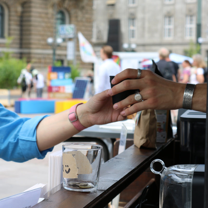 hände-kunden-stand-becher-cup-verde