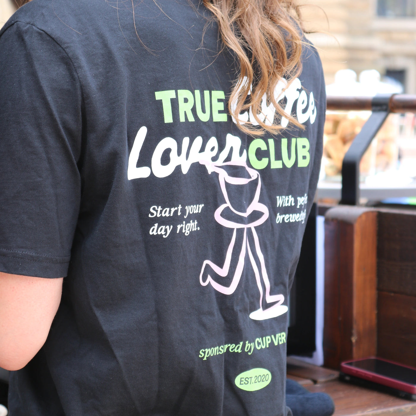 mensch-shirt-logo-haare-rücken-cup-verde